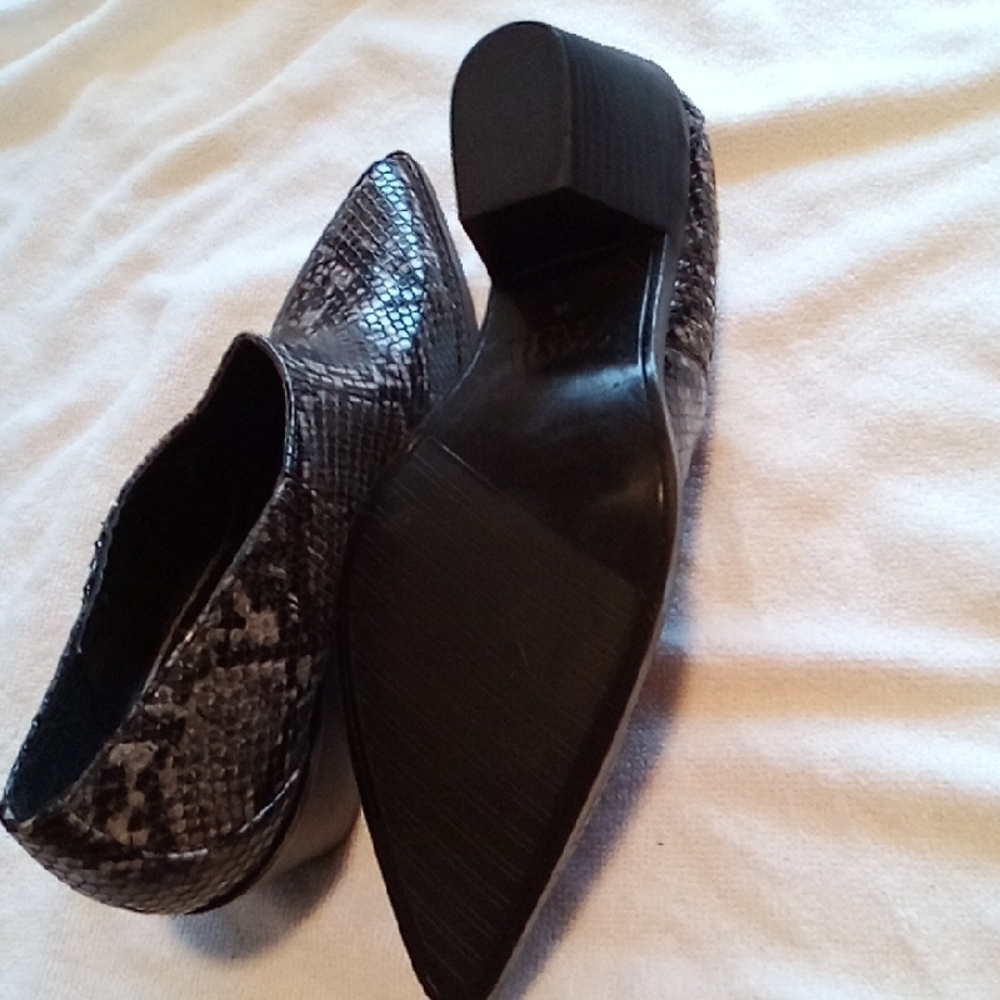 Zara Black Ankle Boots with Sleek Pointed Toe - Picture 3 of 8
